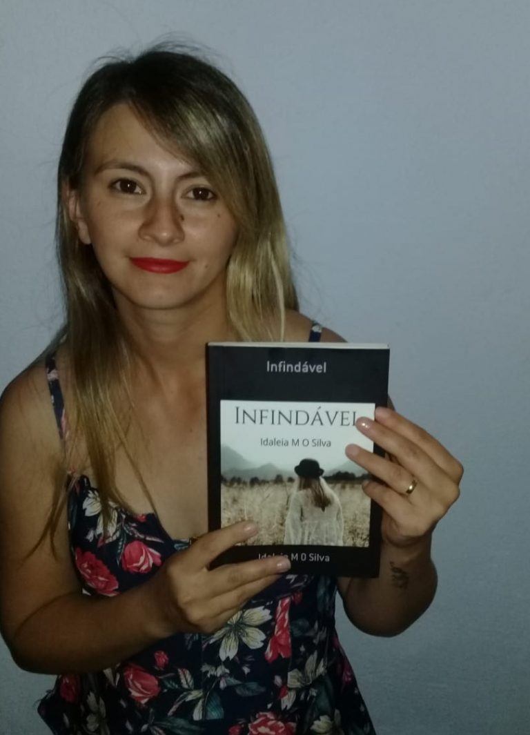A Egressa do curso de Publicidade e Propaganda, Idaleia Silva exibindo com orgulho seu livro, “Infindável”