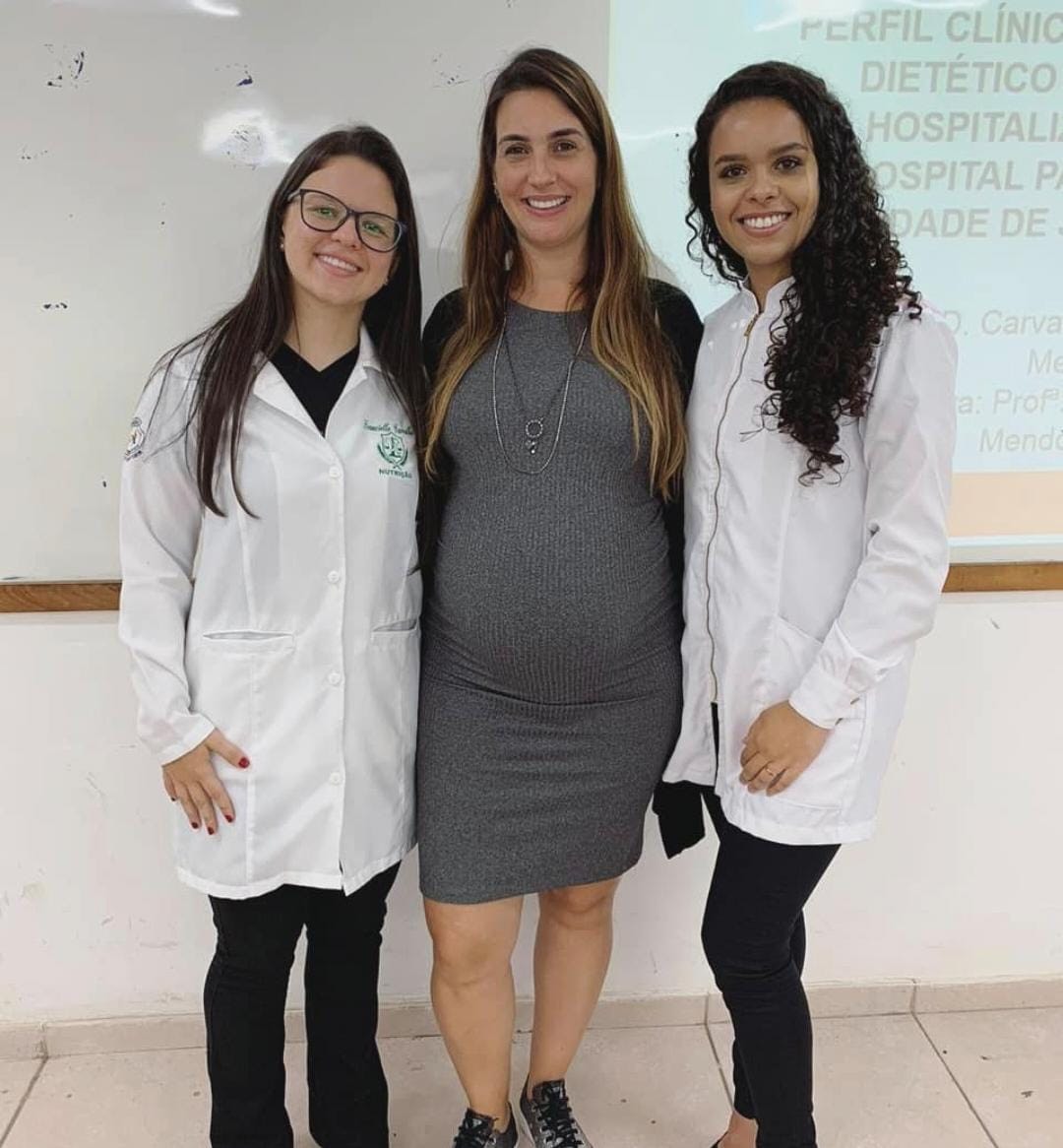 As egressas, Francielle e Luana, com a professora e coordenadora Elisa Grossi