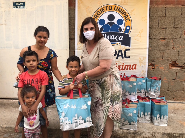 UNIPAC Barbacena entrega cestas de natal para crianças carentes