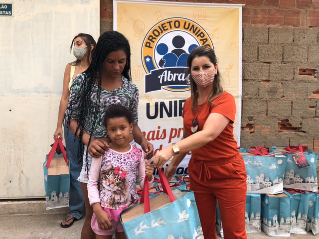 UNIPAC Barbacena entrega cestas de natal para crianças carentes