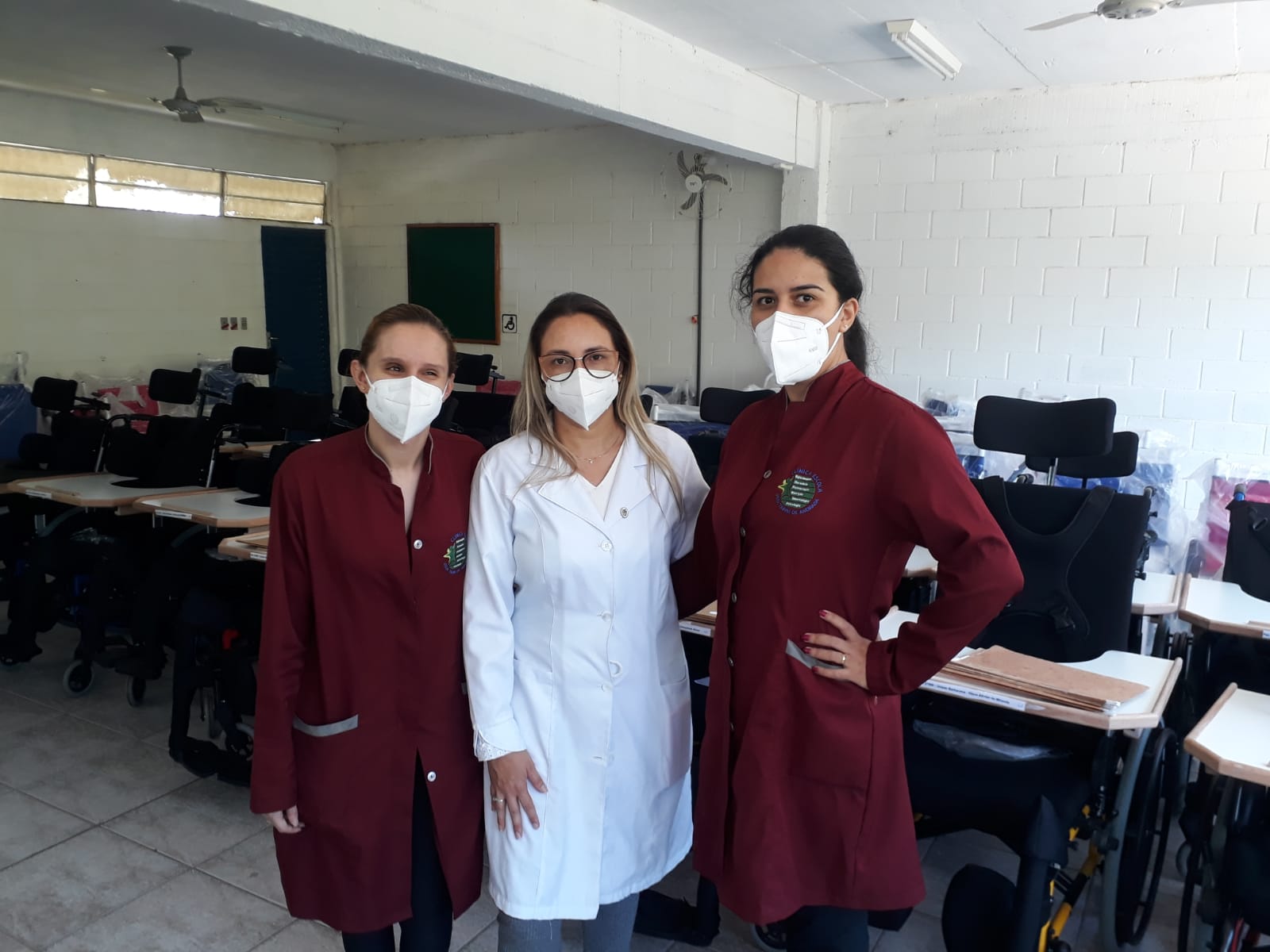 Responsáveis da secretaria da Clínica Escola, Thais Campos e Fernanda Bertolin e a terapeuta ocupacional, Débora Filardi 