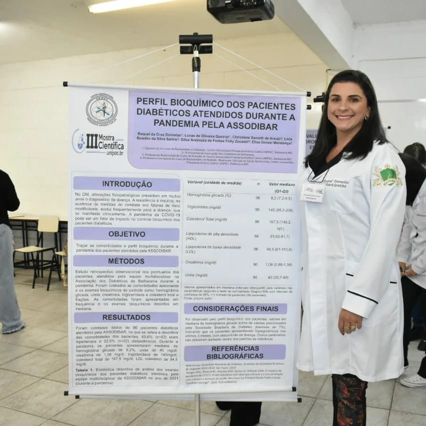 Egressa Raquel Dornelas apresentando trabalho na III Mostra