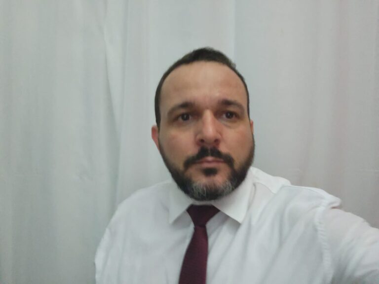 Diretor da Unipac Visconde do Rio Branco, professor Elismário